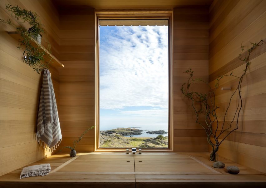 False Bay house in Washington by Heliotrope