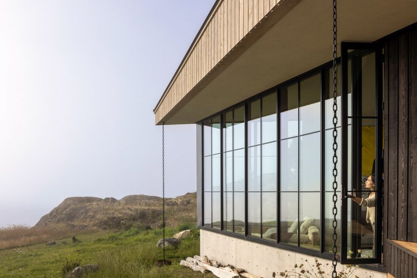 False Bay house in Washington by Heliotrope
