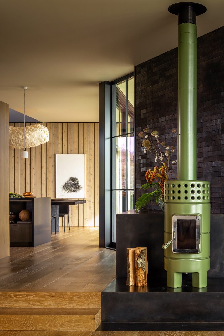 False Bay house in Washington by Heliotrope