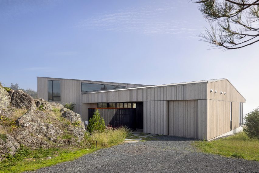 False Bay house in Washington by Heliotrope
