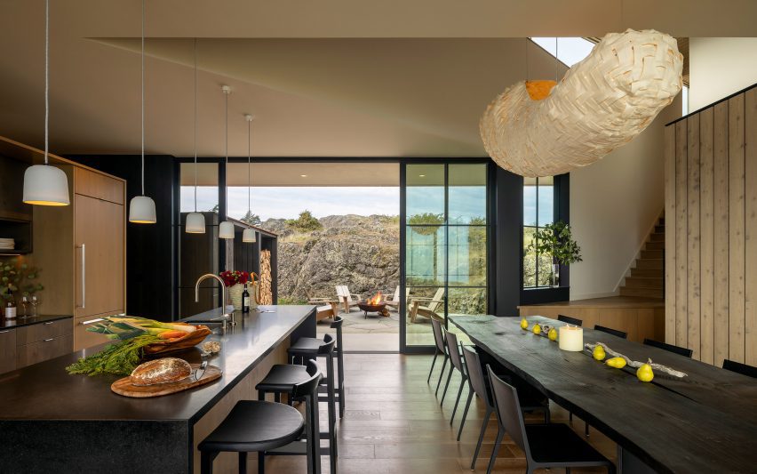False Bay house in Washington by Heliotrope
