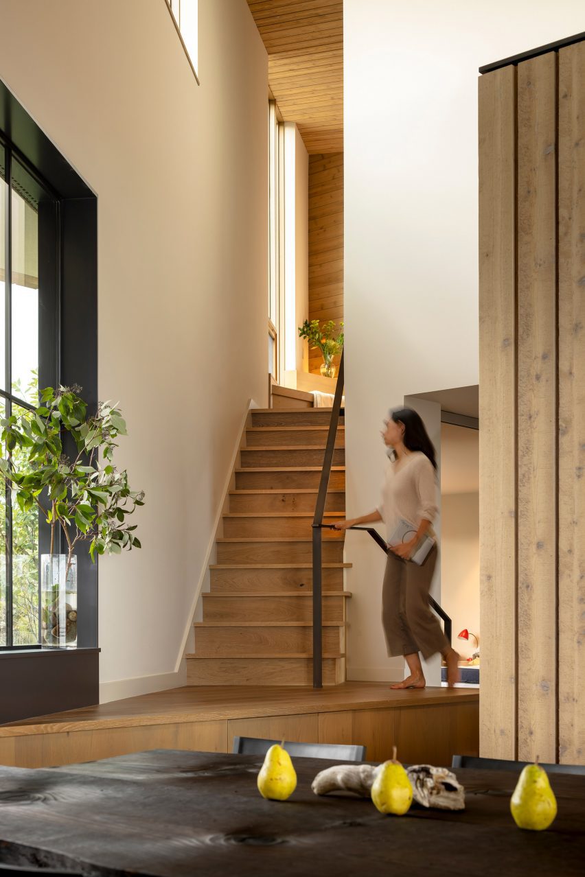 False Bay house in Washington by Heliotrope