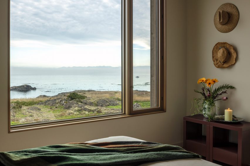 False Bay house in Washington by Heliotrope