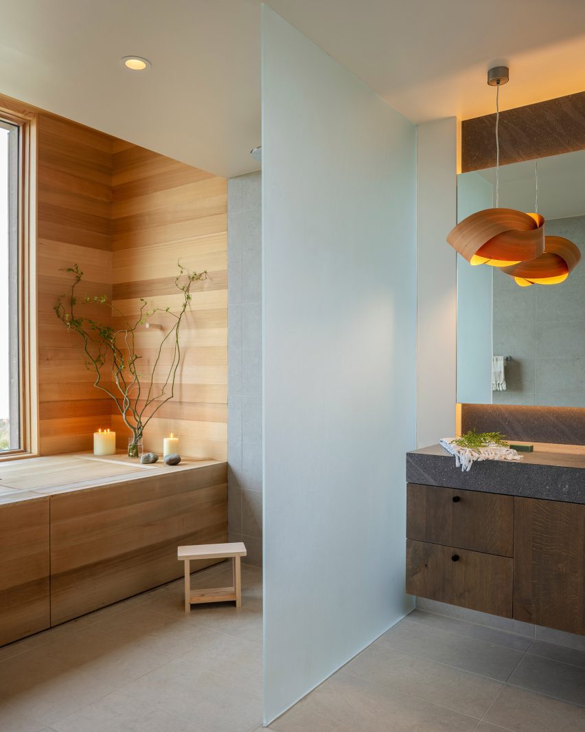 False Bay house in Washington by Heliotrope