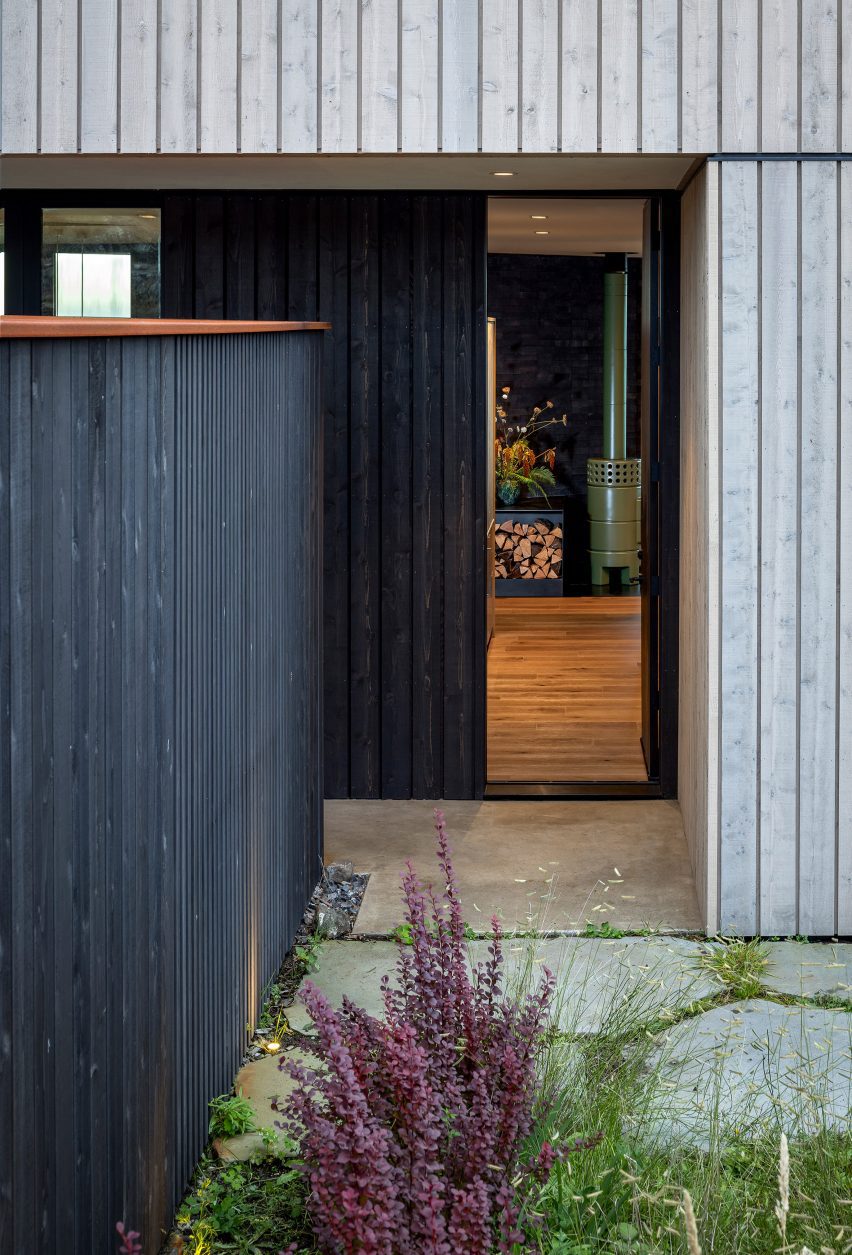 False Bay house in Washington by Heliotrope