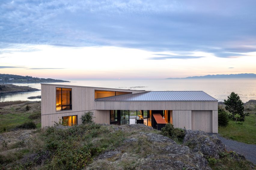 False Bay house in Washington by Heliotrope