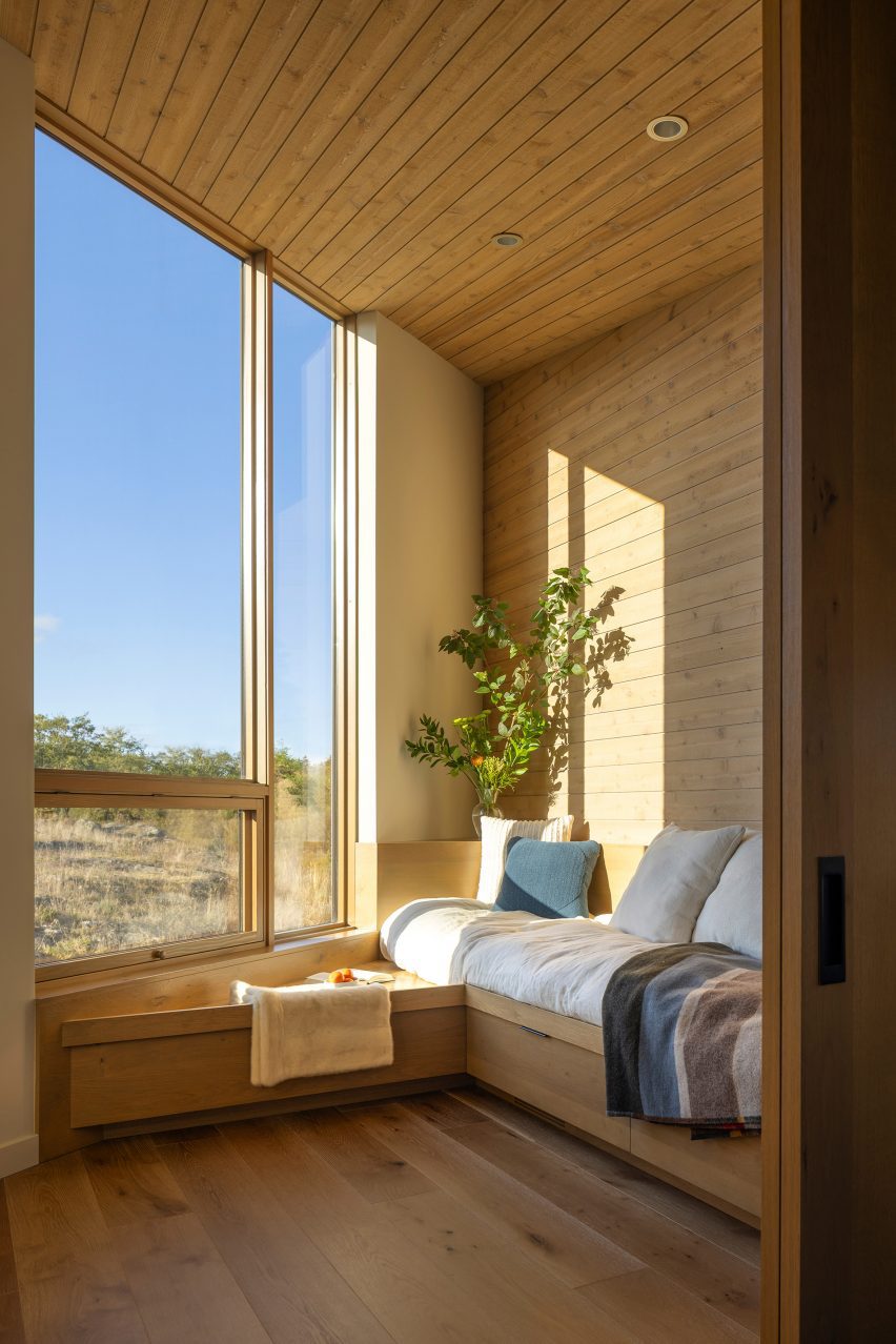 False Bay house in Washington by Heliotrope