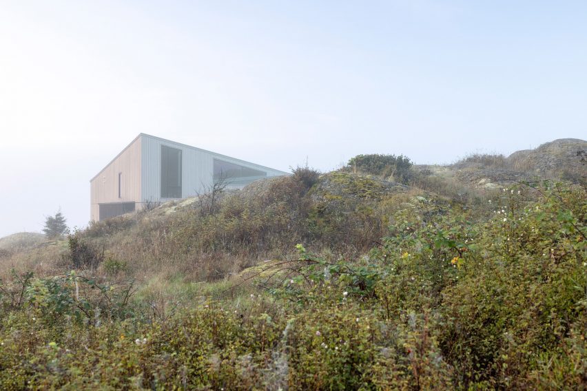 False Bay house in Washington by Heliotrope