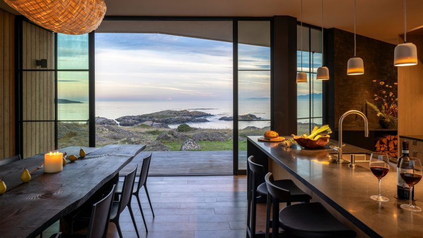 False Bay house in Washington by Heliotrope