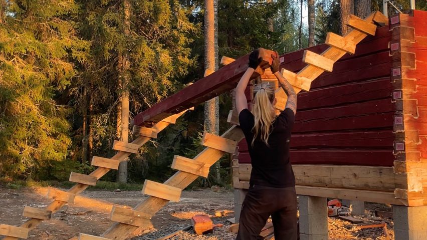 TikToker Taru Sormunen building a log cabin