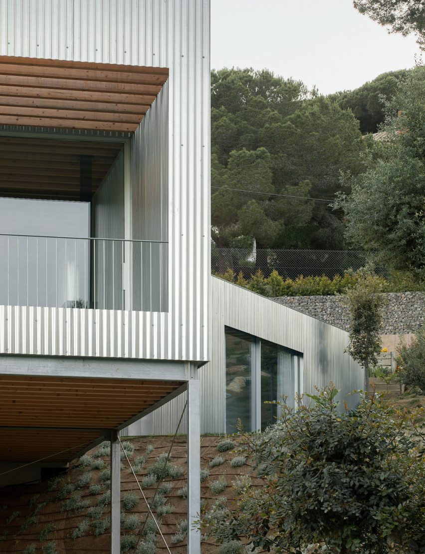 Casa 144º by Jaime Prous Architects and Pineda & Monedero