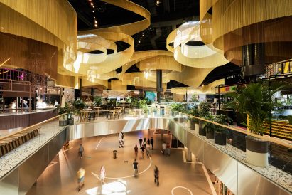 Kriskadecor chains at Westfield Mall of the Netherlands