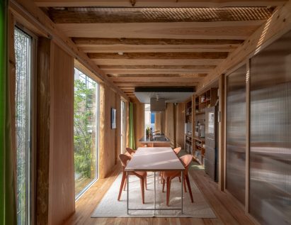 Kitchen and dining room in Live Sawn House by ICADA
