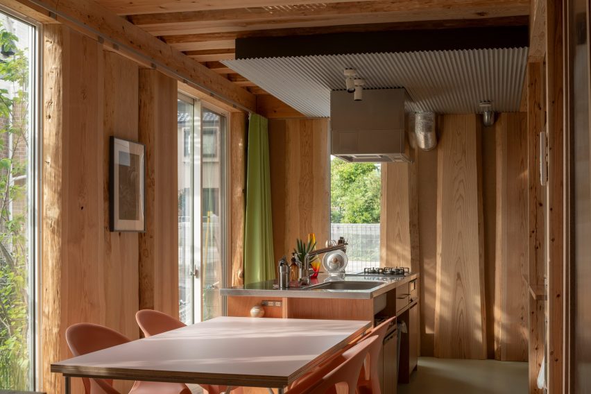 Kitchen and dining room in Live Sawn House by ICADA