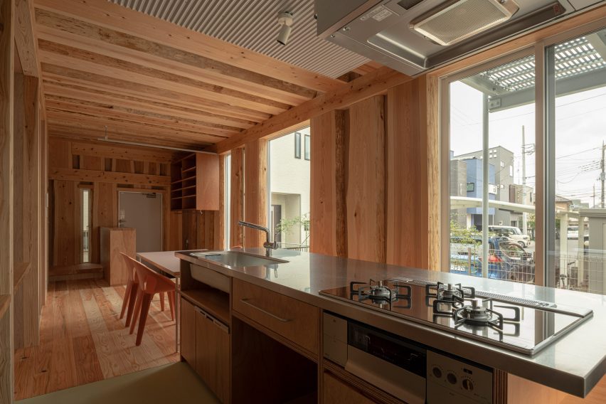 Kitchen and dining room in Live Sawn House by ICADA