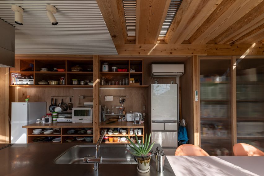 Kitchen and dining room in Live Sawn House by ICADA