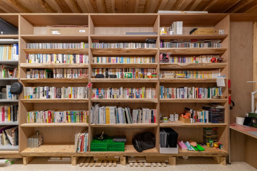 Studio with cedar structure in Live Sawn House by ICADA
