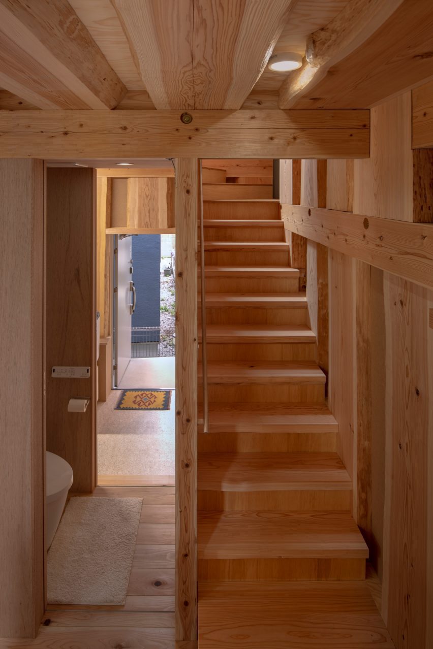 Staircase in Live Sawn House by ICADA