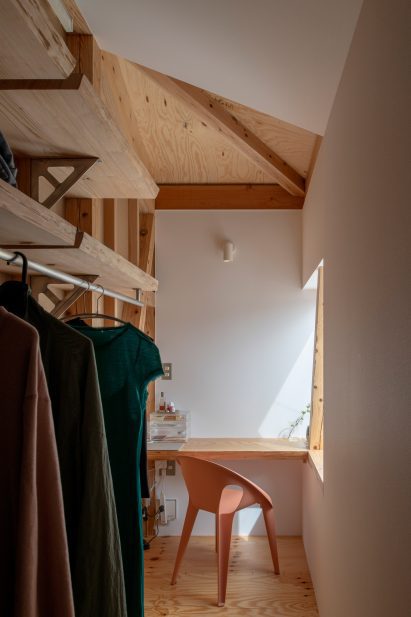 Walk-in wardrobe in Live Sawn House by ICADA