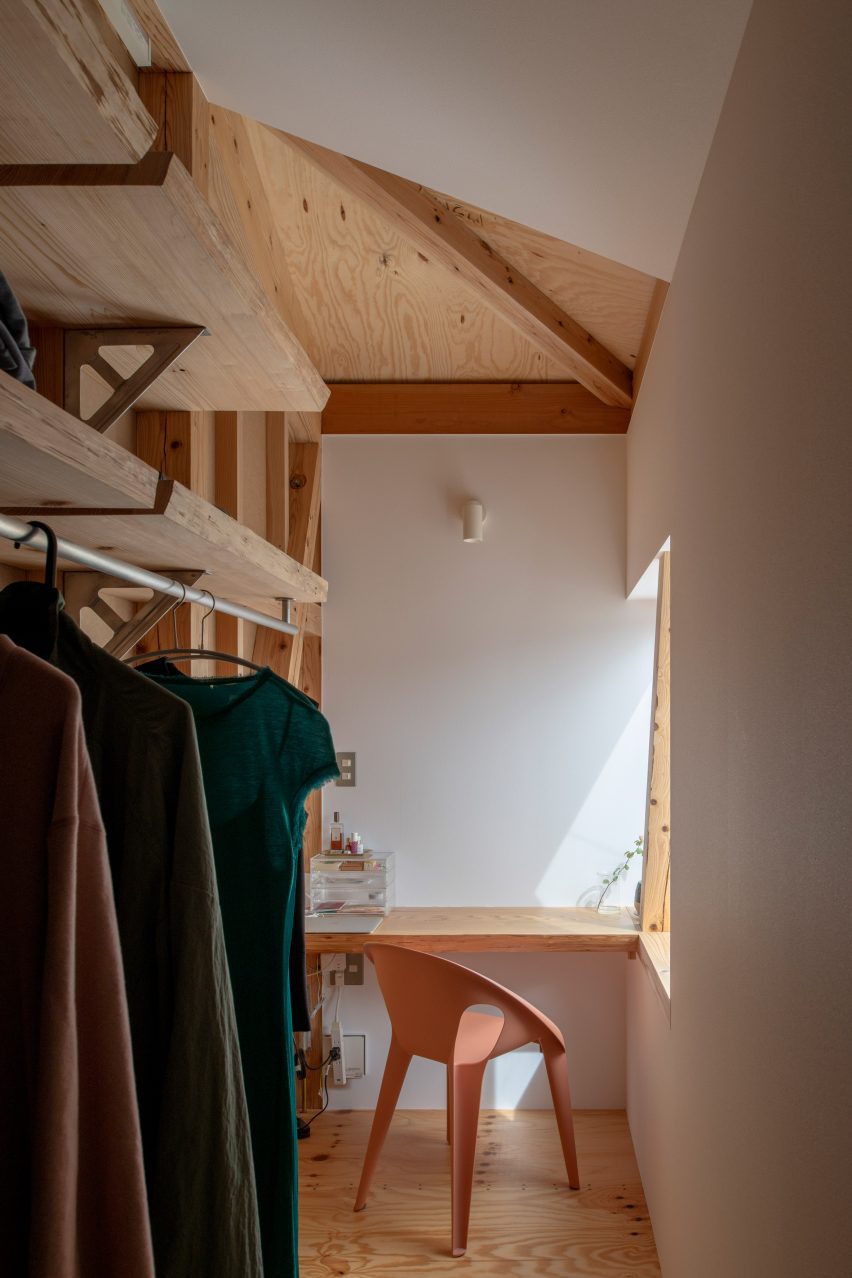 Walk-in waredrobe in Live Sawn House by ICADA