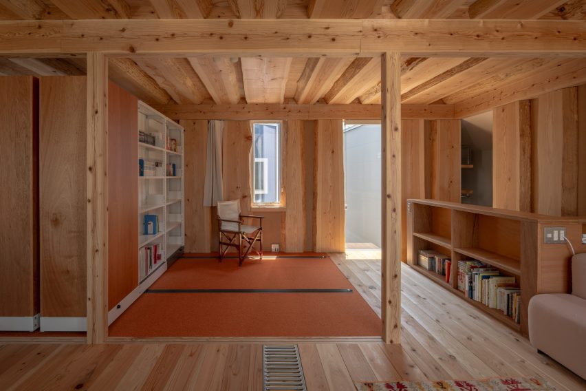 Sliding bookshelf walls in Live Sawn House by ICADA