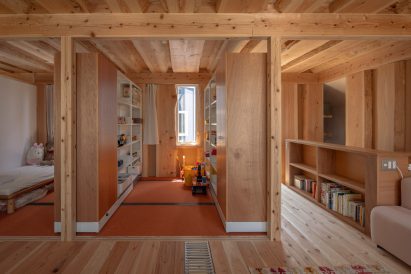Sliding bookshelf walls in Live Sawn House by ICADA