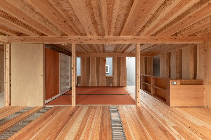 Sliding bookshelf walls in Live Sawn House by ICADA