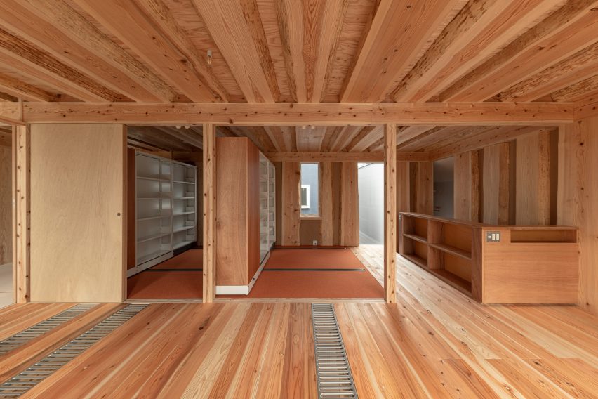 Sliding bookshelf walls in Live Sawn House by ICADA