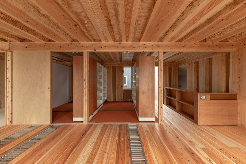 Sliding bookshelf walls in Live Sawn House by ICADA