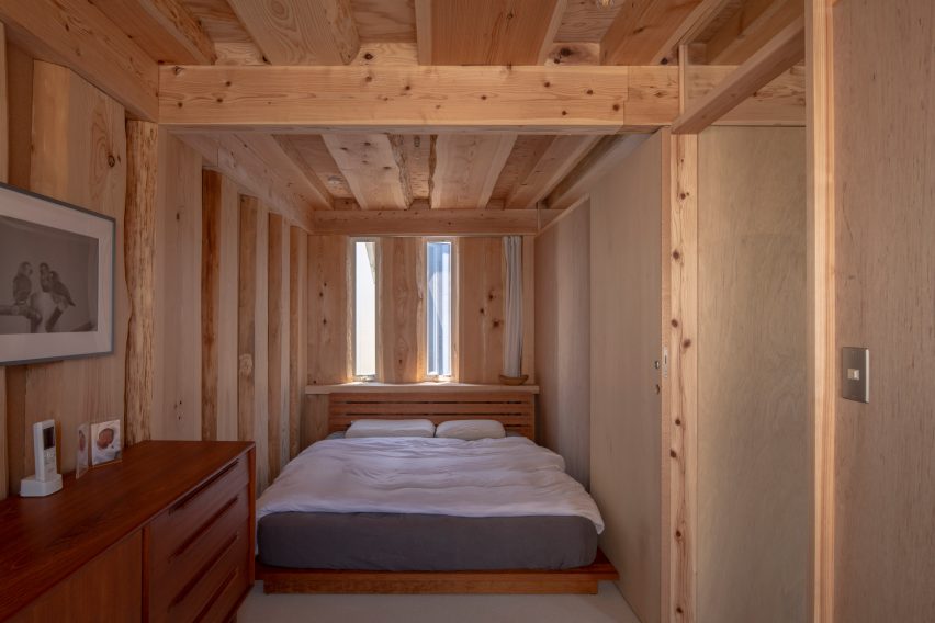 Main bedroom in Live Sawn House by ICADA