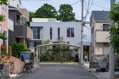 Facade of Live Sawn House by ICADA