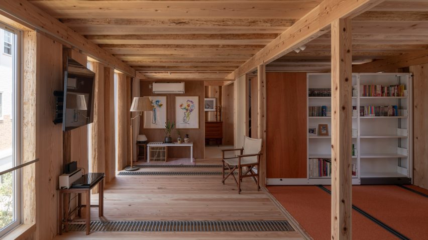 Living room in Live Sawn House by ICADA