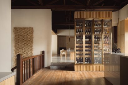 Wooden floor and fridge at Loca Niru