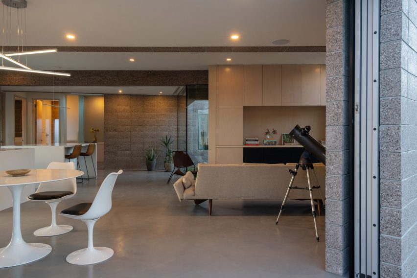 Moon Valley Residence by Benjamin Hall Design