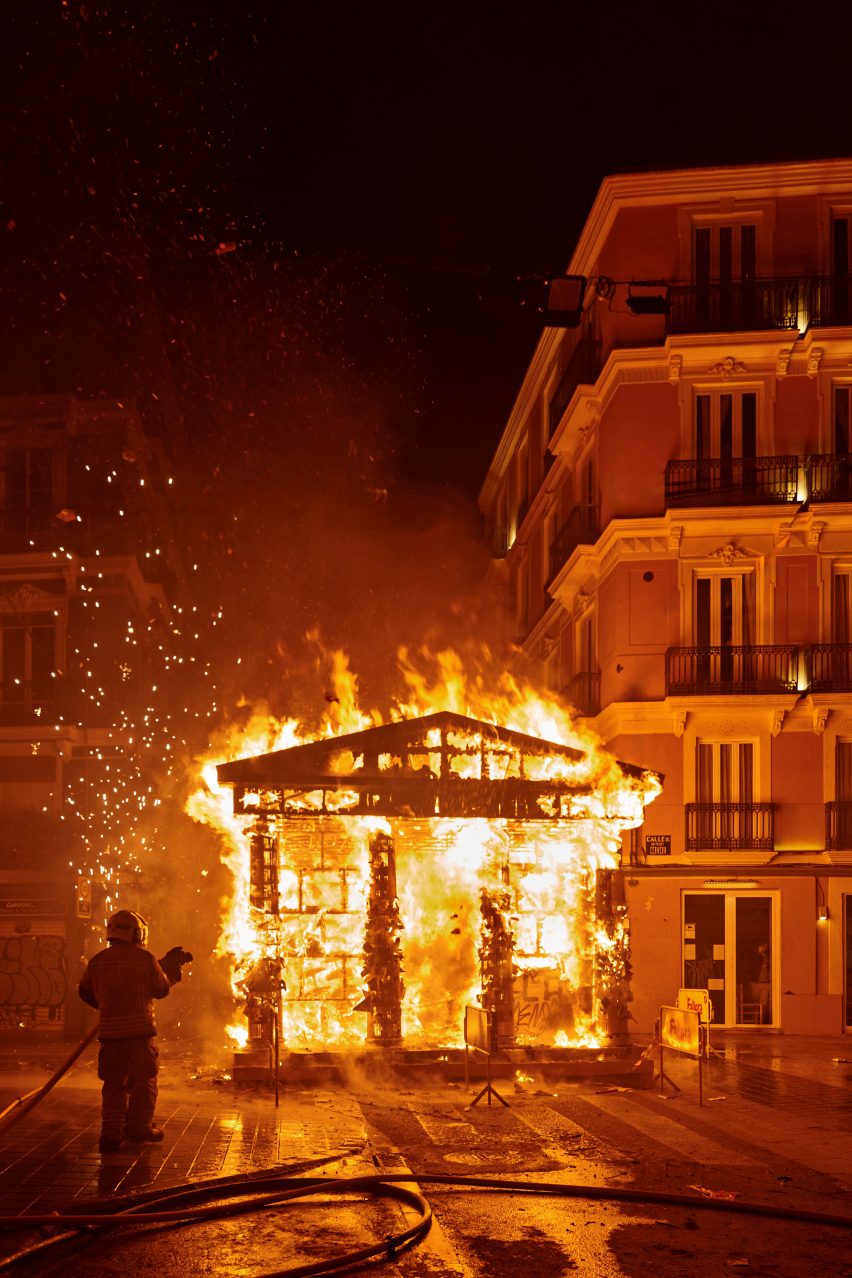 Per Ofrenar Fallas temple by PichiAvo burning down