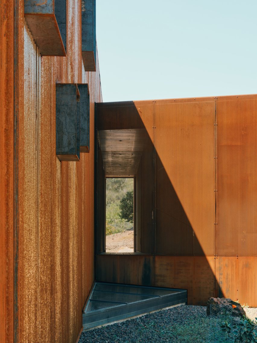 Pine Flat Residence in California by Faulkner Architects