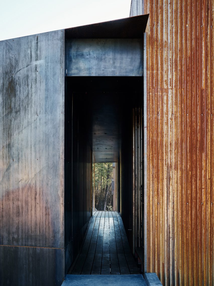 Pine Flat Residence in California by Faulkner Architects