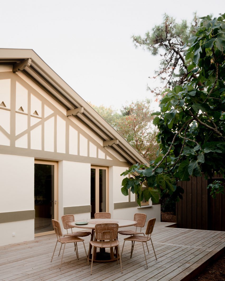 Seaside House by Studio Razavi