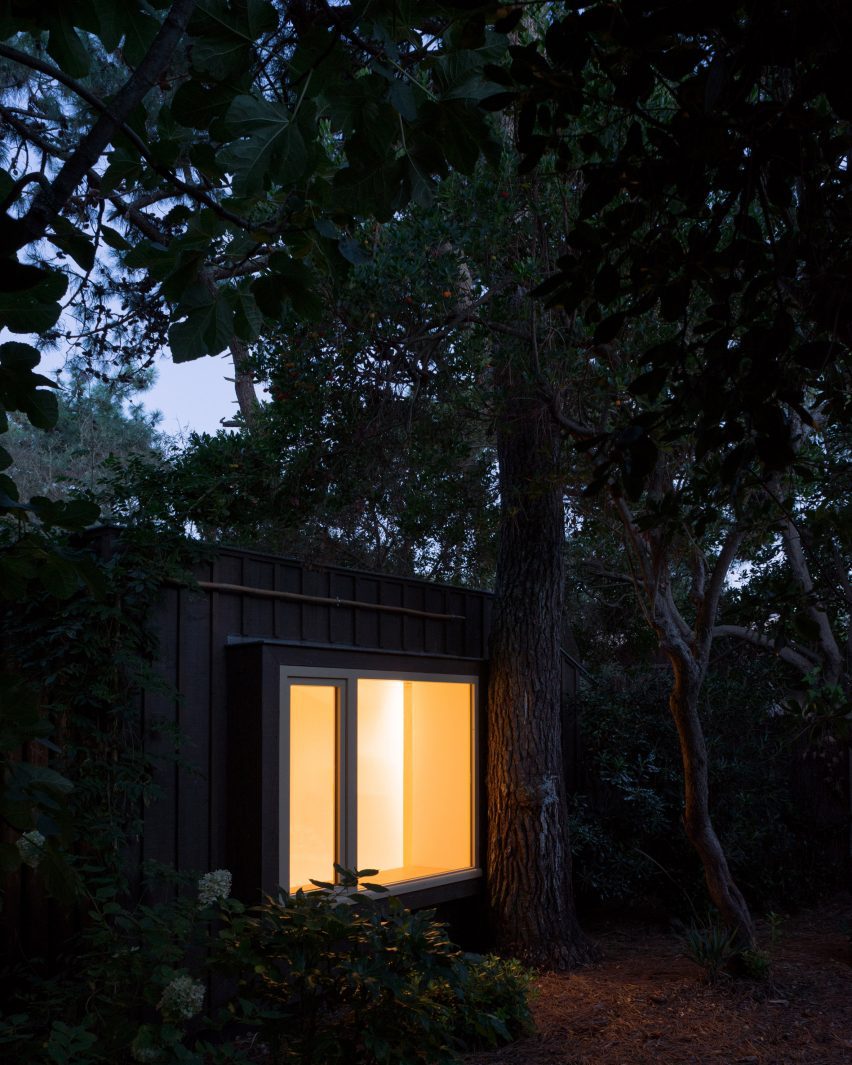 Seaside House by Studio Razavi