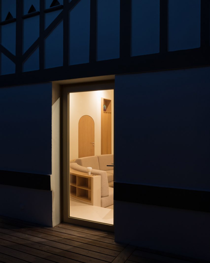 Seaside House by Studio Razavi