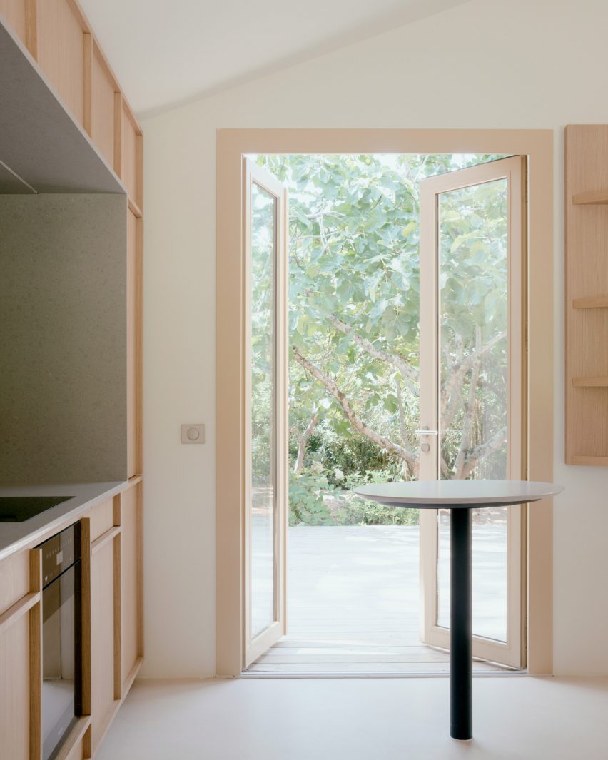 Seaside House by Studio Razavi