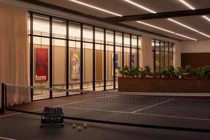 A sports court with a mid-century design