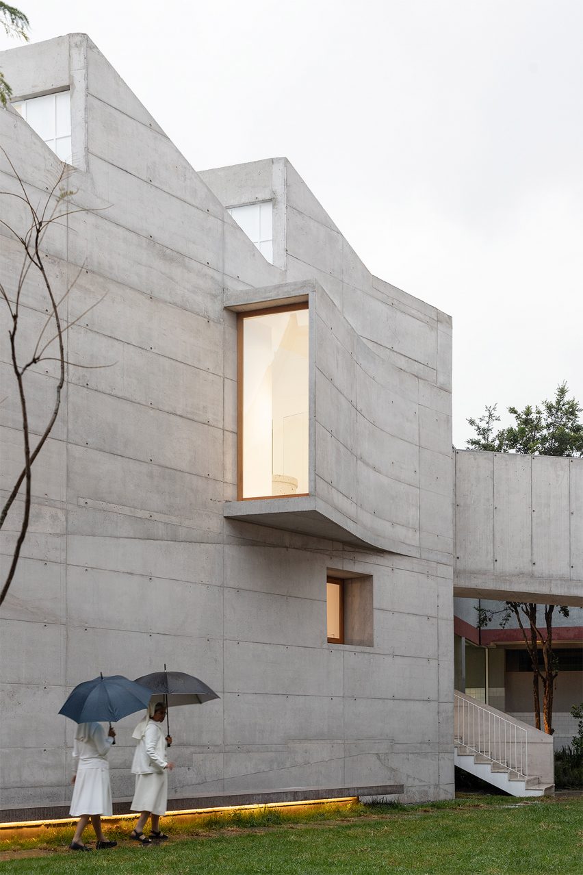 Visual Arts Building at the Cardinal Spellman Salesian Bilingual School by Studio Blur