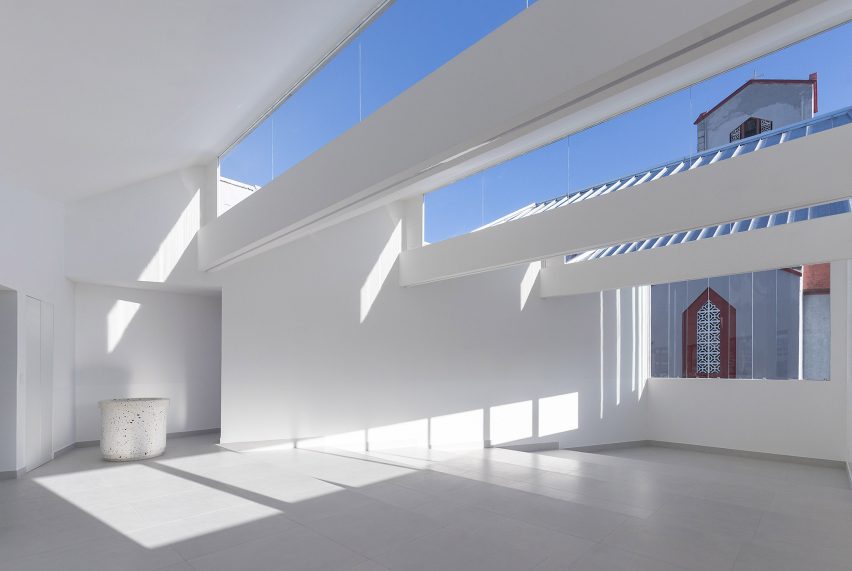 Visual Arts Building at the Cardinal Spellman Salesian Bilingual School by Studio Blur