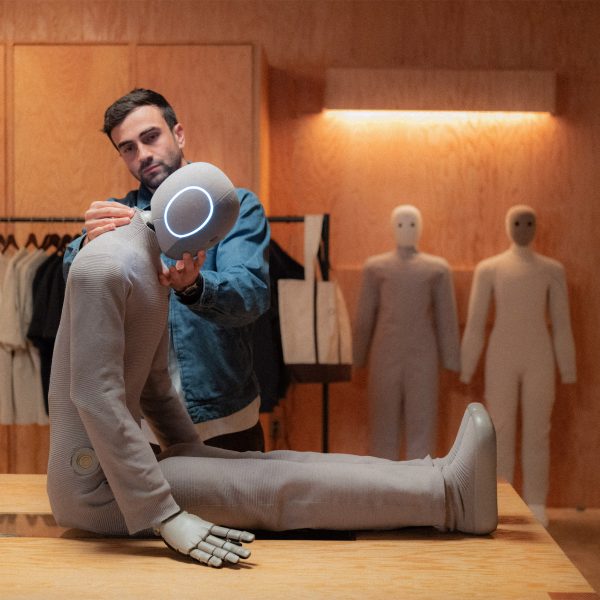 Dar Sleeper with a Neo robot
