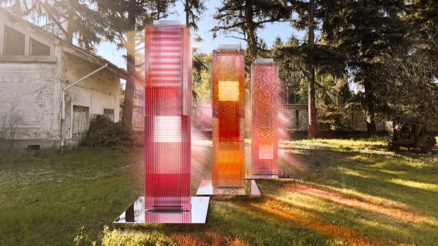 Glass monolith outdoor installation