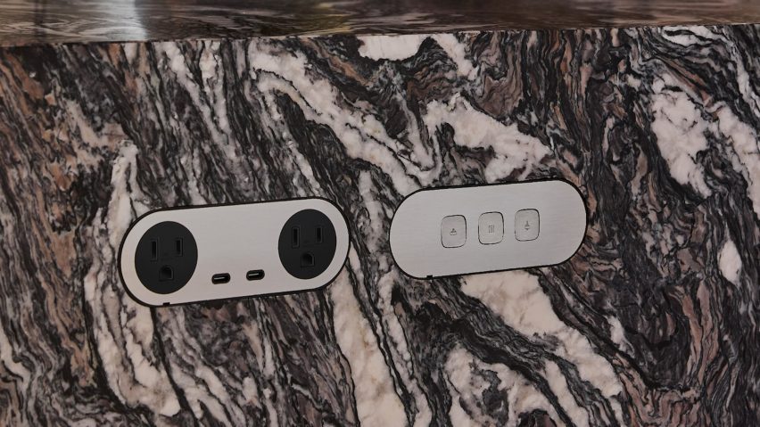 Flush electrial outlet