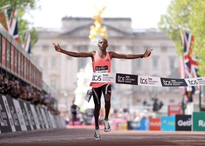 Sawe winning London marathon 