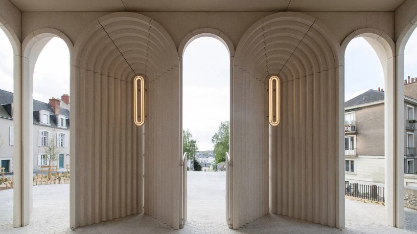 Kengo Kuma arch addition to Angers cathedral France comments update