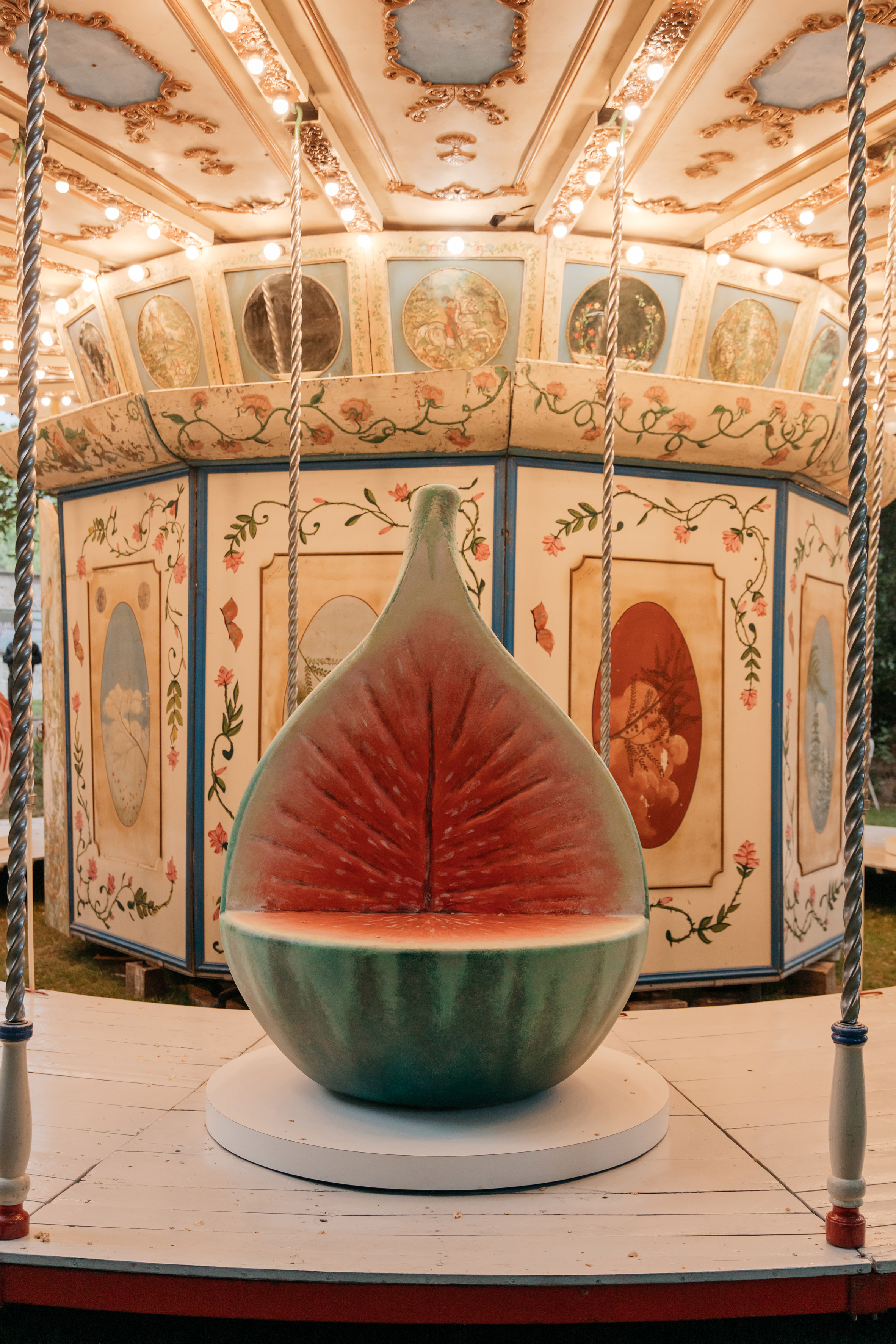Fig seat on carousel